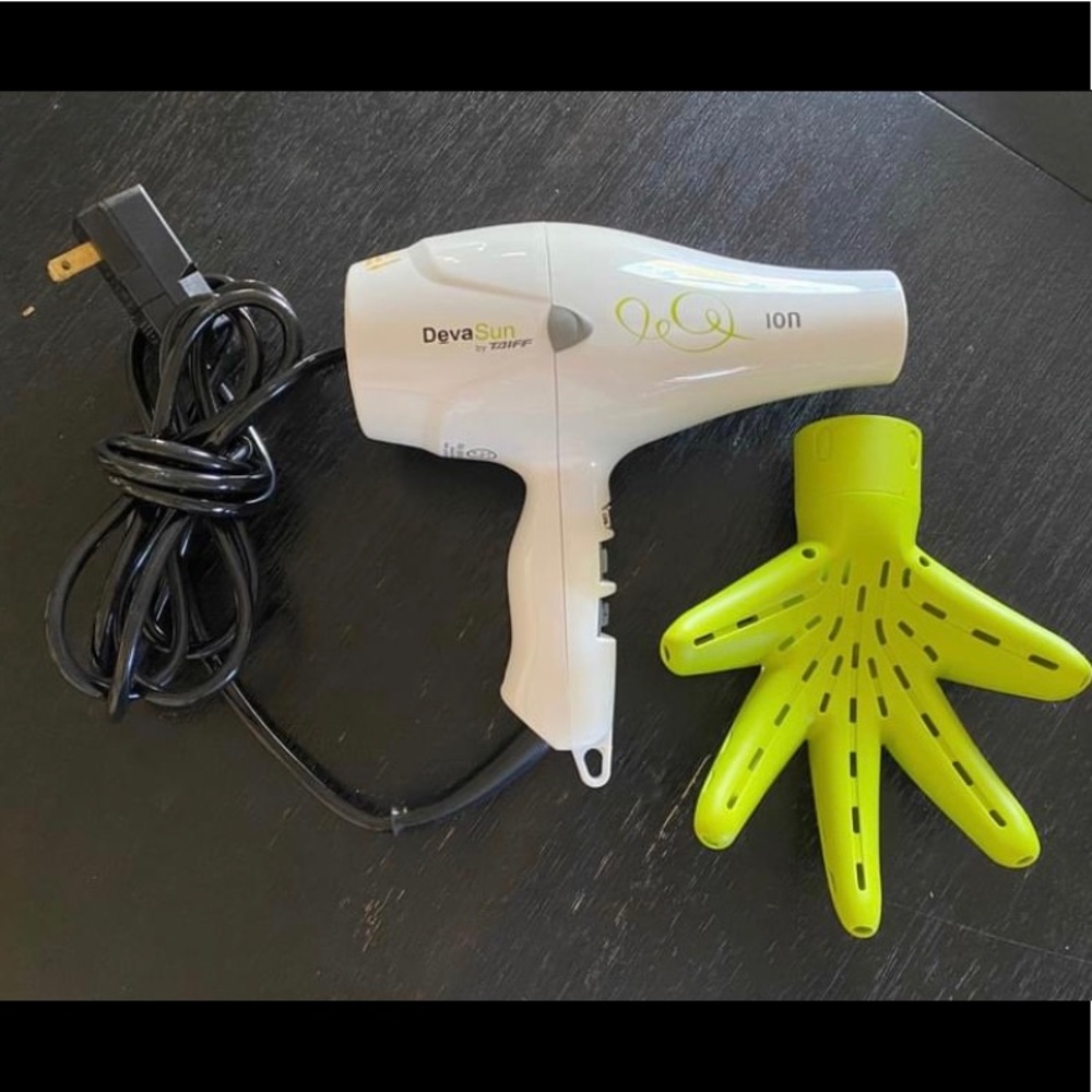 DevaCurl Sun hair dryer with diffuser